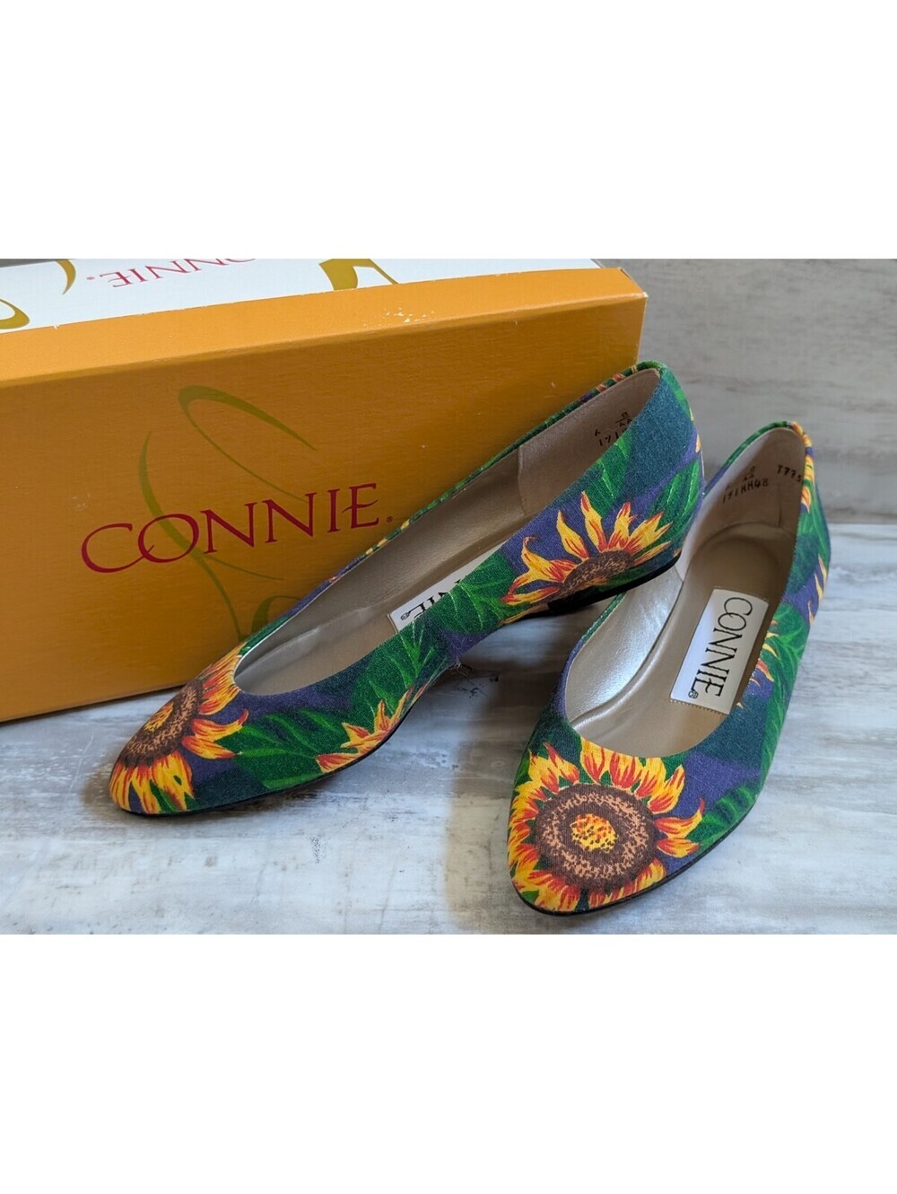 Connie Women's Sunflower Print Pointed Toe Flats Size 6 AA Made in USA